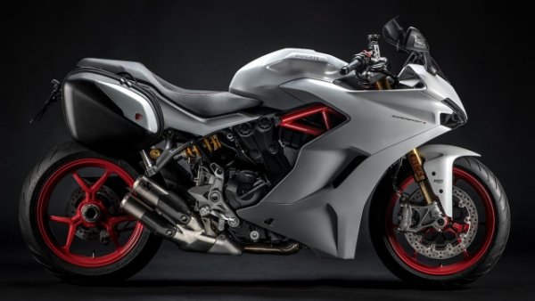 В Ducati,  когато говорим за модел на дълги разстояния, имаме предвид основно фамилията модели Multistrada.  SuperSport 950 също може да претендира за този сегмент. Особено ако е оборудван с пакета аксесоари Touring , който включва отопляеми дръжки, твърди странични калъфи и опушено предно стъкло. 

Задвижването му е с 937-кубиков, двуцилиндров Testastretta 11°, който осигурява 110 к.с.  Окачването включва 43 mm обърната вилка Marzocchi и регулируем моноблок Sachs, комбиниран с едностранно алуминиево люлеещо се рамо. Спичаките са с два 320 mm полуплаващи диска с моноблокови апарати Brembo отпред и 245 mm диск в задната част. Теглото е 205 кг с празен 16-литров резервоар.

Оборудването е първокласно и включва ABS при завиване, контрол на сцеплението, контрол на колелата, три режима на каране, бърз превключвател, 4,3" цветни TFT екранчета и регулируемо предно стъкло. Базовият Supersport 950 струва 15 690 евро, а пакетът аксесоари Touring е с доплащане с 1600 евро. Хората от Болоня предлагат и SuperSport 950 във версия S , с по-усъвършенствани окачвания Ohlins, но срещу 17 490 евро.
